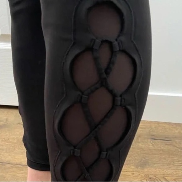 LULULEMON TIED TO IT BLACK FULL ON LUXTREME 7/8 LEGGING SIZE 6 SIDE MESH - Picture 5 of 8